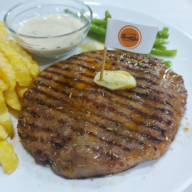 Ribeye meltique dengan daging juicy ala Warung SteakQue di Pasar Delapan Alam Sutera, Tangerang. Foto: Azalia Amadea/kumparan