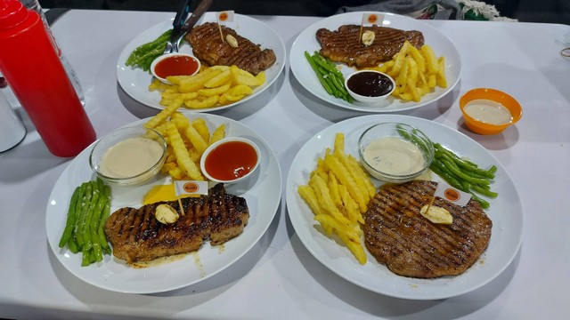 Aneka menu steak di Warung SteakQue, Pasar Delapan Alam Sutera, Tangerang. Foto: Azalia Amadea/kumparan