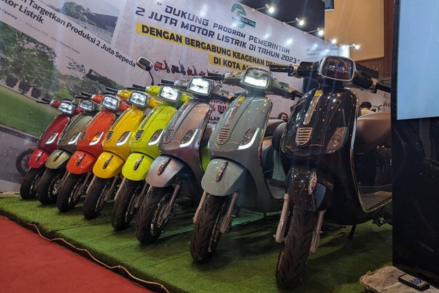 Deretan motor listrik di pameran Indonesia Motorcycle Show (IMOS) 2022. Foto: Sena Pratama/kumparan