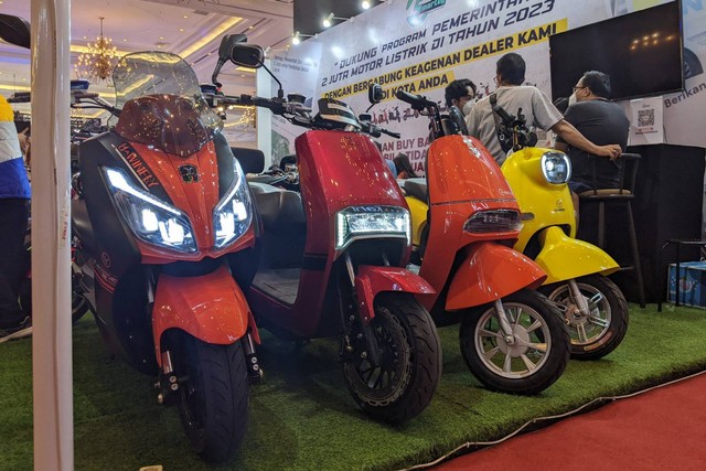 Deretan motor listrik di pameran Indonesia Motorcycle Show (IMOS) 2022. Foto: Sena Pratama/kumparan