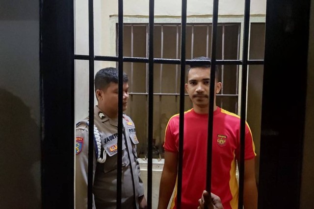 Briptu IS, Anggota Polres Buru Selatan saat ditahan. Foto: Dok. Istimewa