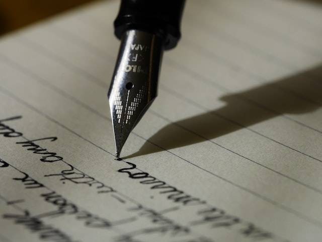 Ilustrasi menulis dengan memanfaatkan metode Rule of Three. Foto: unsplash.com/aaronburden