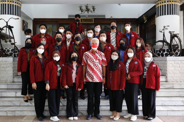 Gubernur Jawa Tengah Ganjar Pranowo bersama mahasiswa Paduan Suara Fakultas Teknik Universitas Diponegoro (PSMT Undip) yang memborong 4 piala pada ajang Busan Choral Festival and Competition ke-18 di Korea Selatan. Foto: Dok. Istimewa