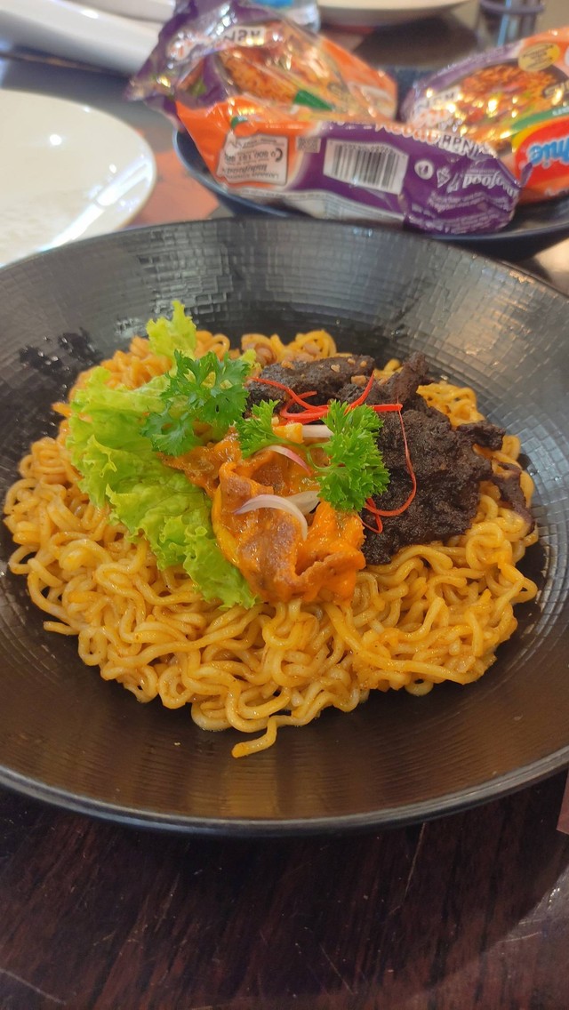 Indomie dengan varian rasa baru kebab rendang ketika sudah dimasak. Foto: Riad Nur Hikmah/kumparan