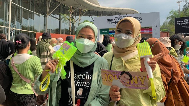Nabila Putri (23) NCTzen asal Banung datang ke Jakarta untuk nonton konser NCT 127. Foto: Mutiara Oktaviana/kumparan