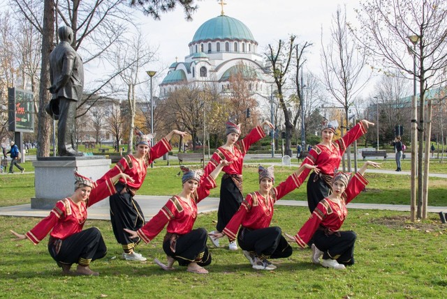 Foto penari Bidadari (sanggar tari KBRI Beograd) di depan Gereja Saint Sava Beograd, Serbia. (Dok: Ivana Askovic)