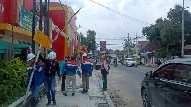 Petugas dari PT PGN Area Bojonegoro bersama PT Hutama Karya (HK), saat mendatangi lokasi kebocoran pipa jaringan gas di Jalan Panglima Sudirman, Kota Bojonegoro. (Foto: Didin BeritaBojonegoro)