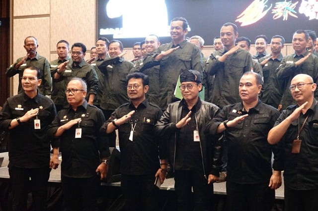 Menteri Pertanian Syahrul Yasin Limpo (Mentan SYL) mengukuhkan Petani champion cabai dan bawang merah di Kota Surabaya, Jawa Timur, Rabu (2/11/2022). Foto: Dok. Kementan