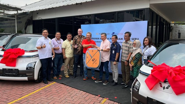Bank KB Bukopin menyerahkan hadiah mobil listrik kepada PT Mora Telematika Indonesia. Foto: Dok. Istimewa