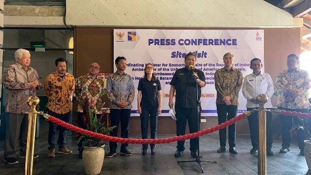 Menko Perekonomian Airlangga Hartarto memberikan keterangan seputar kunjungannya bersama Dubes AS dan Kanada di KEK Nongsa Batam. (Foto: Margaretha/batamnews)
