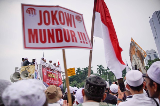 Massa aksi 411 dari berbagai organisasi menggelar unjuk rasa di Patung Kuda Arjuna Wijaya, Jakarta Pusat, Jumat (4/11/2022). Foto: Jamal Ramadhan/kumparan