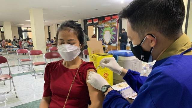 Petugas memberikan dosis vaksin Pfizer kepada warga di Gedung Judo, Kelapa Gading, Jakarta Utara. Foto: Nugroho GN/kumparan