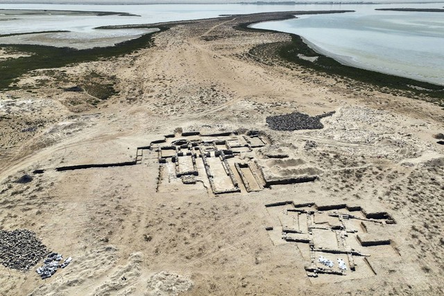 Biara Kristen kuno yang ditemukan di Pulau Siniyah di Umm al-Quwain, Uni Emirat Arab, Kamis (3/11/2022). Foto: AP Photo