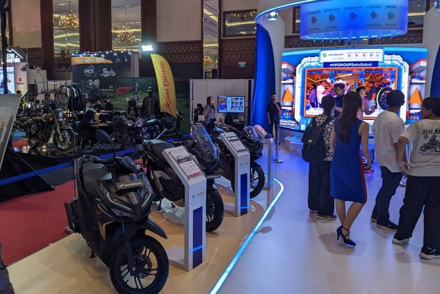 Suasana booth FIF Group di Indonesia Motorcycle Show (IMOS) 2022 di JCC Senayan, Jakarta. Foto: Sena Pratama/kumparan