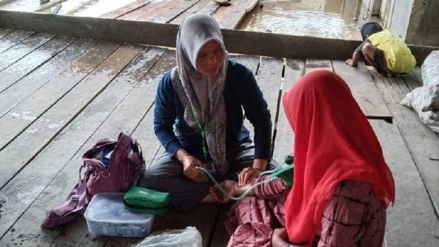 Petugas kesehatan memeriksa warga di Kecamatan Rundeng, Kota Subulussalam. Foto: dok. Dinkes Subulussalam 