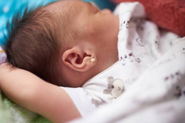 Ilustrasi waktu yang tepat tindik telinga bayi (Sumber: Pexels)