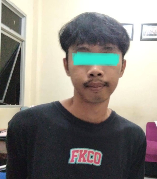 Guru honorer berinisial AS alias Iky di Lahat saat ditangkap polisi. (ist)