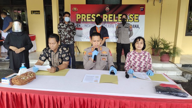 Kapolres Kotawaringin Barat AKBP Bayu Wicaksono menceritakan kronologi pencabulan yang dilakukan tersangka IP. Foto: Lukman Hakim/InfoPBUN