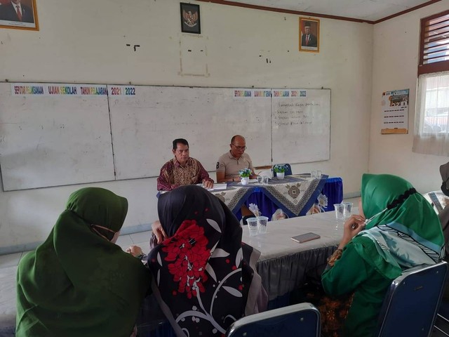Yurnalis (baju batik) didampingi Ketua DPRD Sumbar saat menjelaskan insiden yang dialaminya, di sekolah PGAI Kota Padang, Jumat (4/11/2022).