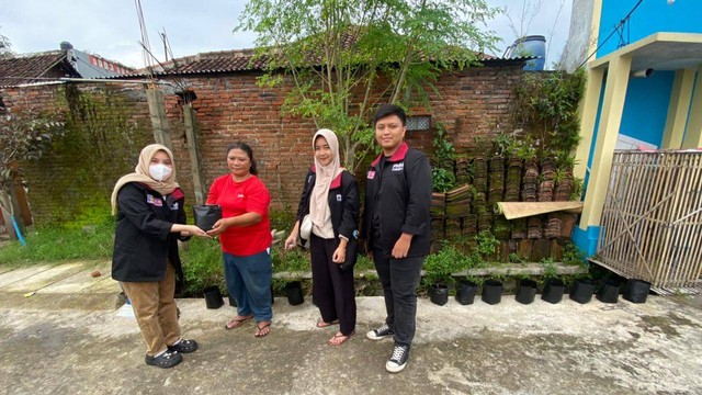 Foto bersama dengan ibu RT Dusun Ketangi, Sumber : Dokumen Pribadi