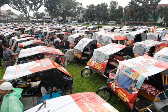 Ganjar Milenial Center (GMC) Sumatera Utara bersama abang becak motor (bentor) gelar konvoi dan berbagi sembako dalam acara Jumat Berkah. Foto: Dok. Istimewa