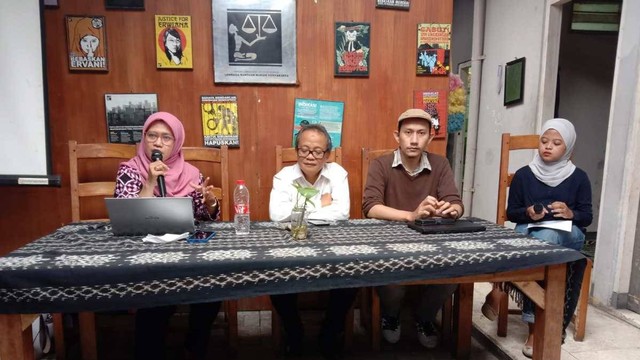 Ibu terdakwa klitih yang diduga jadi korban salah tangkap, Andayani, bersama tim kuasa hukum saat menggelar konferensi pers di kantor LBH Yogyakarta. Foto: Widi RH Pradana