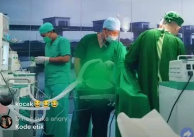 Viral nakes di RSUD Martapura yang melakukan live TikTok pasien operasi. (Tangkapan layar Instagram @igtainmenttt)