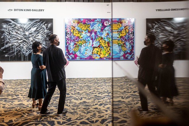 Pengunjung melihat karya seni yang ditampilkan dalam pameran seni rupa Art Moments Jakarta (AMJ) edisi kelima tahun 2022 di Sheraton Grand Jakarta Gandaria City, Jakarta, Jumat (4/11/2022). Foto: Aprilio Akbar/ANTARA FOTO