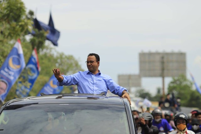 Anies Baswedan menyapa warga di Medan, pada Jumat (5/11/2022). Foto: NasDem