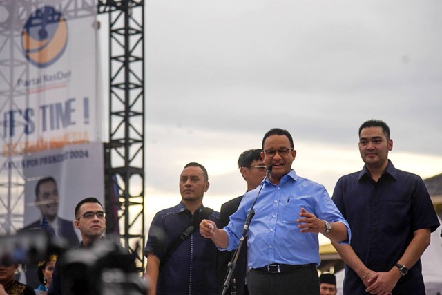 Bakal Calon Presiden dari Partai NasDem Anies Baswedan (kedua kanan) berpidato saat melakukan safari politik di Istana Maimun, Medan, Sumatera Utara, Jumat (4/11/2022). Foto: Fransisco Carolio/ANTARA FOTO