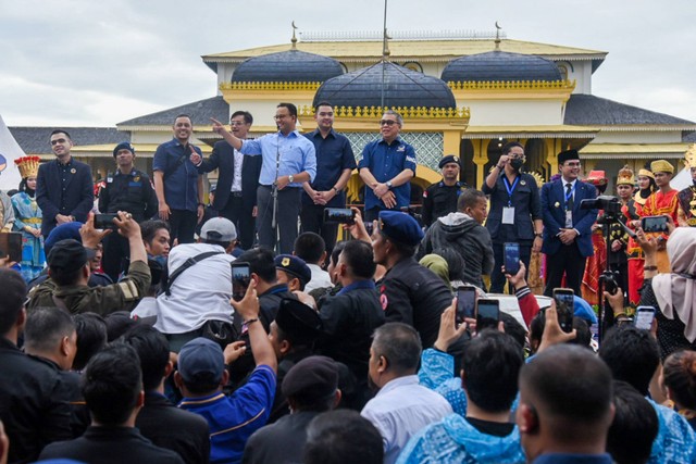 Bakal Calon Presiden dari Partai NasDem Anies Baswedan (kelima kiri) berpidato saat melakukan safari politik di Istana Maimun, Medan, Sumatera Utara, Jumat (4/11/2022). Foto: Fransisco Carolio/ANTARA FOTO