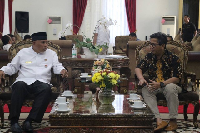 Gubernur Sumatera Barat Mahyeldi bersama perwakilan perusahaan air mineral AQUA, Jumat (4/11/2022). Dokumentasi: Diskominfotik Sumbar 