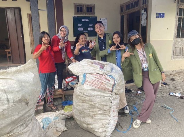 Penimbangan Bank Sampah Celsa di Kediaman Bu Alfi (Sumber: Dokumen Pribadi)