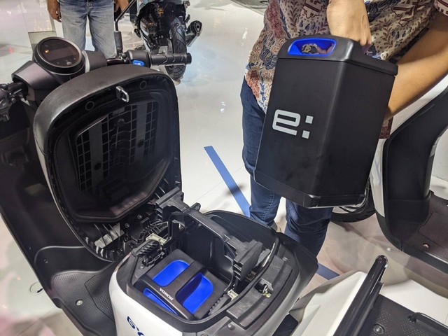 Dua motor listrik niaga Honda Benly e: dan Gyro e: menggunakan baterai Honda Mobile Power Pack e: di Indonesia Motorcycle Show (IMOS) 2022. Foto: Sena Pratama/kumparan