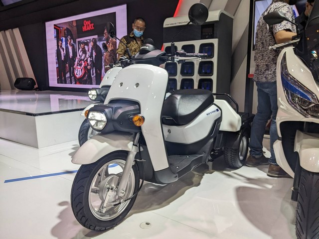 Dua motor listrik niaga Honda Benly e: dan Gyro e: di Indonesia Motorcycle Show (IMOS) 2022. Foto: Sena Pratama/kumparan