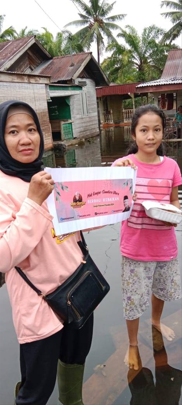 Relawan Mak Ganjar Sumut mendirikan dapur umum dan membagikan ratusan nasi kotak kepada korban banjir di Jalan Syekh Usman, Gang Bilal dan Kampung Dalam Tanjung Pura, Kabupaten Langkat, Sumut. Foto: Dok. Istimewa