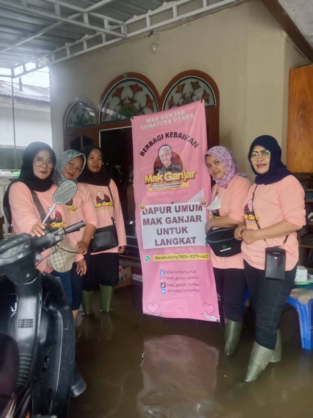 Relawan Mak Ganjar Sumut mendirikan dapur umum dan membagikan ratusan nasi kotak kepada korban banjir di Jalan Syekh Usman, Gang Bilal dan Kampung Dalam Tanjung Pura, Kabupaten Langkat, Sumut. Foto: Dok. Istimewa