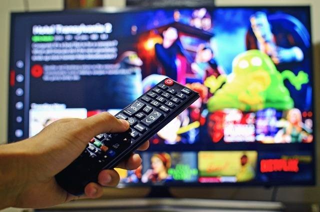 Ilustrasi contoh TV digital dan perbedaannya dengan TV analog, sumber gambar oleh Andrés Rodríguez dari Pixabay