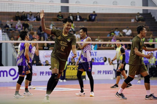 Tim voli STIN Pasundan yang terseok-seok di awal namun bisa memenangkan 3 set beruntun melawan tim voli Berlian Bank Jateng di GOR Ki Mageti, Magetan, Jawa Timur. Foto: Dok. Istimewa