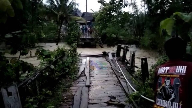 Kondisi jembatan penghubung di Dusun Jagiran, Desa Turi, Kecamatan Tambakrejo, yang putus akibat diterjang banjir. (Foto: Dok Istimewa)