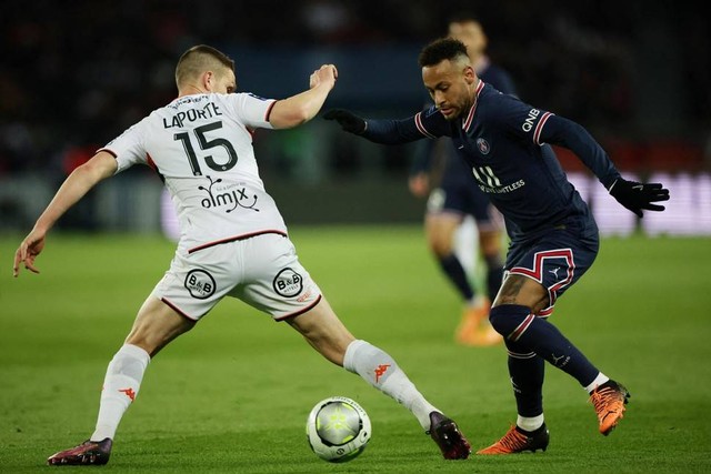 Pemain Paris Saint-Germain (PSG) Neymar berusaha melewati pemain Lorient pada pertandingan lanjutan Liga Prancis di Parc des Princes, Paris, Prancis. Foto: Sarah Meyssonnier/REUTERS