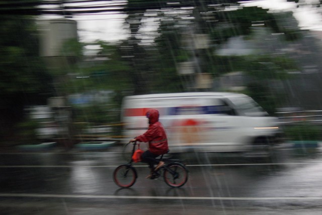 Pengemudi melintas saat hujan deras di Jalan Kerja Bakti, Kecamatan Makasar, Jakarta Timur, Sabtu (5/11/2022). Foto: Jamal Ramadhan/kumparan