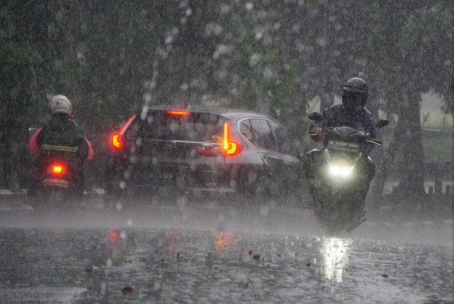 Pengemudi melintas saat hujan deras di Jalan Kerja Bakti, Kecamatan Makasar, Jakarta Timur, Sabtu (5/11/2022). Foto: Jamal Ramadhan/kumparan