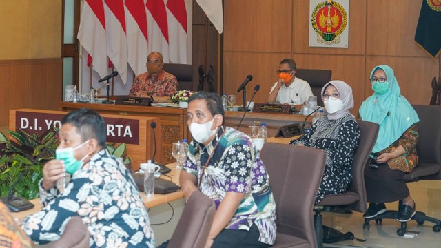 Rapat Koordinasi PPKM Penanganan COVID-19 Jawa-Bali di Kompleks Kepatihan Yogyakarta, Jumat (4/11). Foto: Humas Pemda DIY