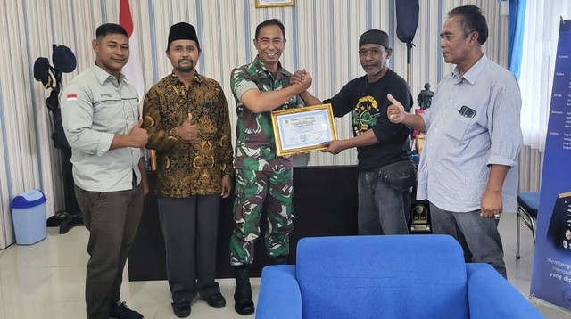 Panitia Haul Sultan ke-83 Pangeran Ratu Sukma Alamsyah menyerahkan piagam penghargaan kepada Komandan TNI AU Lanud Iskandar Letkol Nav Rudy Kurniawan. Foto: IST/InfoPBUN