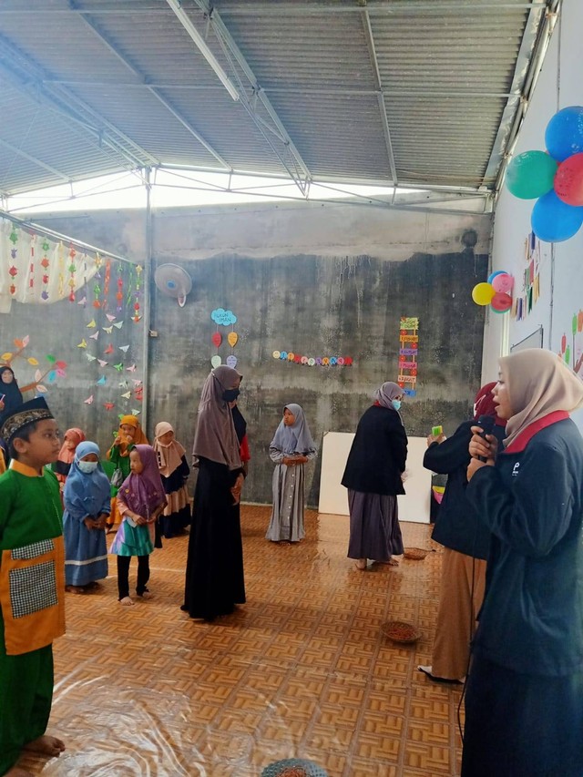 Salah satu anggota PMM menyampaikan mekanisme permainan, Senin (31/10). Foto: Baiq Dara Wulandari 