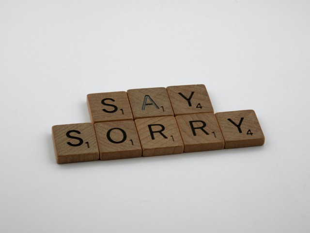 Kata-kata minta maaf ke pacar bahasa Inggris, Foto: Unsplash/Brett Jordan.