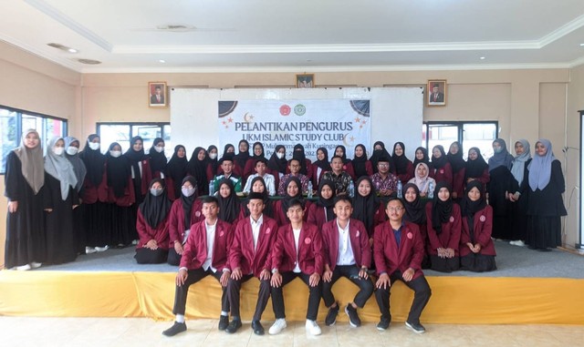 Foto bersama pengurus baru ISC STKIP Muhammadiyah Kuningan periode 2022-2023 bersama pimpinan STKIP dan dewan pembina ISC, Kamis (3/11/2022) di Aula Djarnawi Hadikusuma lantai 3, kampus STKIP Muhammadiyah Kuningan