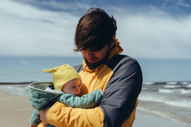 Caption untuk anak pertama yang mengharukan, Foto: Unsplash/Marcin Jozwiak.