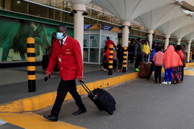 Seorang karyawan Kenya Airways menarik kopernya saat mogok kerja oleh pilot Kenya Airways, yang diselenggarakan oleh Kenya Airline Pilots Association (KALPA) di bandara Internasional Jomo Kenyatta di Nairobi, Kenya. Foto: Thomas Mukoya/REUTERS